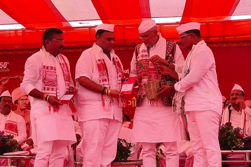 તા.૧૨-૧૧-૨૦૨૫ ના રોજ આદિવાસી મહાનાયક અને ક્રાંતિકારી ભગવાન બિરસા મુંડાજીની ૧૫૦મી જન્મજયંતિ નિમિત્તે યોજાયેલી જનજાતીય ગૌરવ યાત્રાનું માંગરોળ તાલુકા ખાતે ભવ્ય સ્વાગત કરવામાં આવ્યું. આ કાર્યક્રમમા ગુજરાત પ્રદેશ અધ્યક્ષ શ્રી જગદીશ વિશ્વકર્મા સાહેબ ઉપસ્થિત રહ્યા.